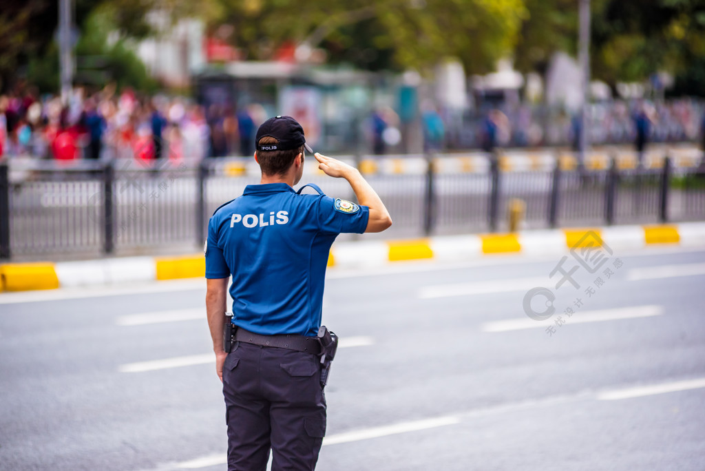 土耳其警察在8月30日土耳其胜利日向阅兵致敬