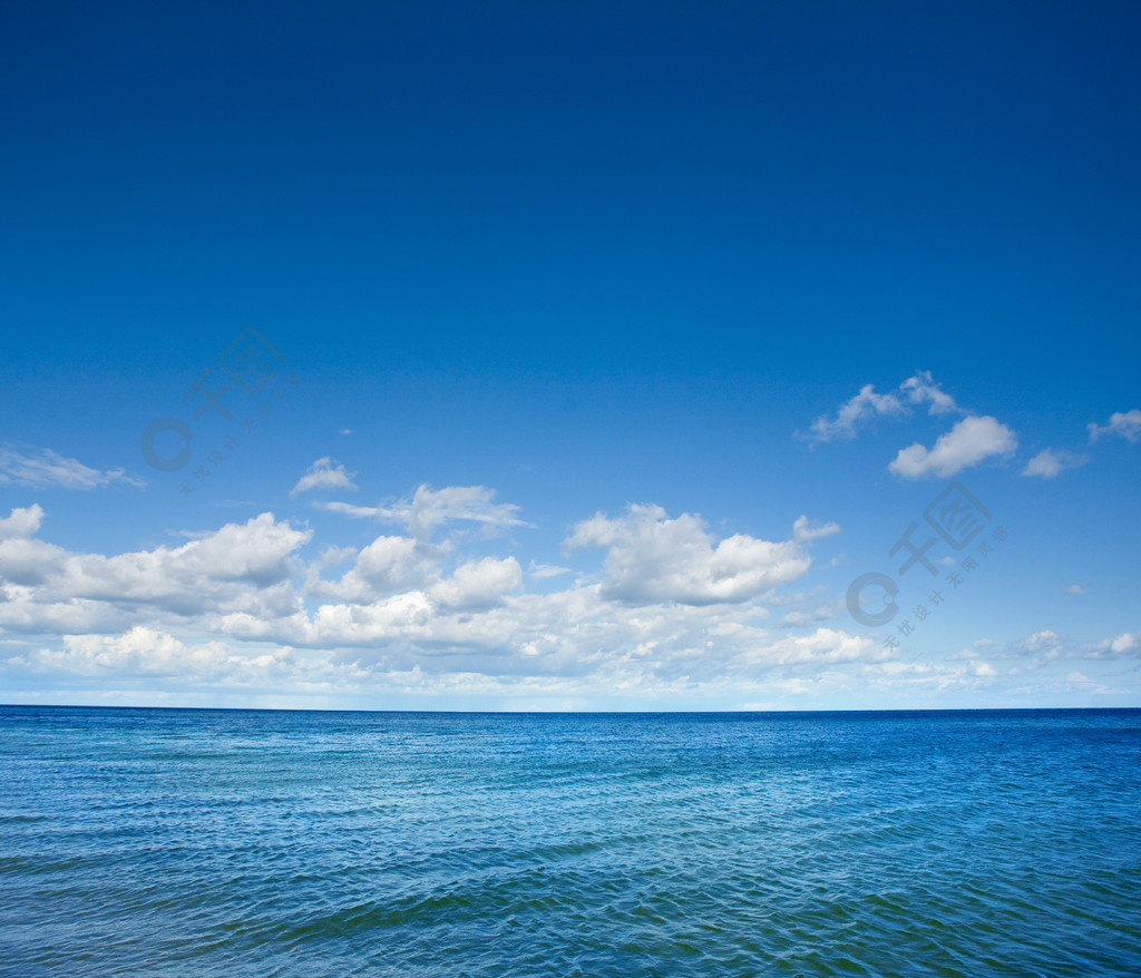 藍色的大海海浪和清澈的藍天