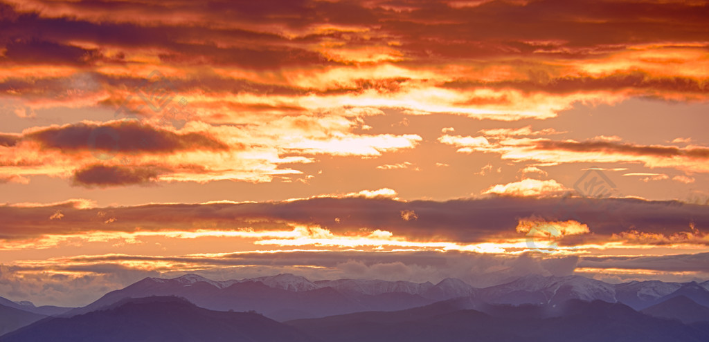 美麗的夕陽與背景中的山脈