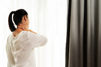 颈肩损伤痛苦的妇女遭受工作保健和药物恢<i>复</i>概念