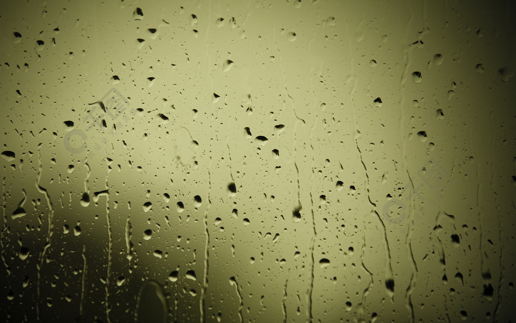 水滴的特写镜头在玻璃窗上滴下雨滴作为背景纹理雨