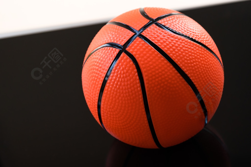 在黑白背景的篮球作为体育和健身活动
