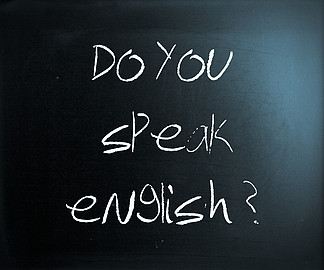 你会说英语吗？”用白粉笔在黑板上手写。