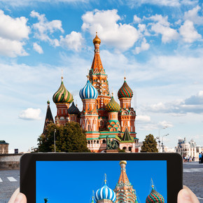 旅游概念 — 游客在俄罗斯莫斯科红场用移动设备拍摄波克罗夫斯基大教堂