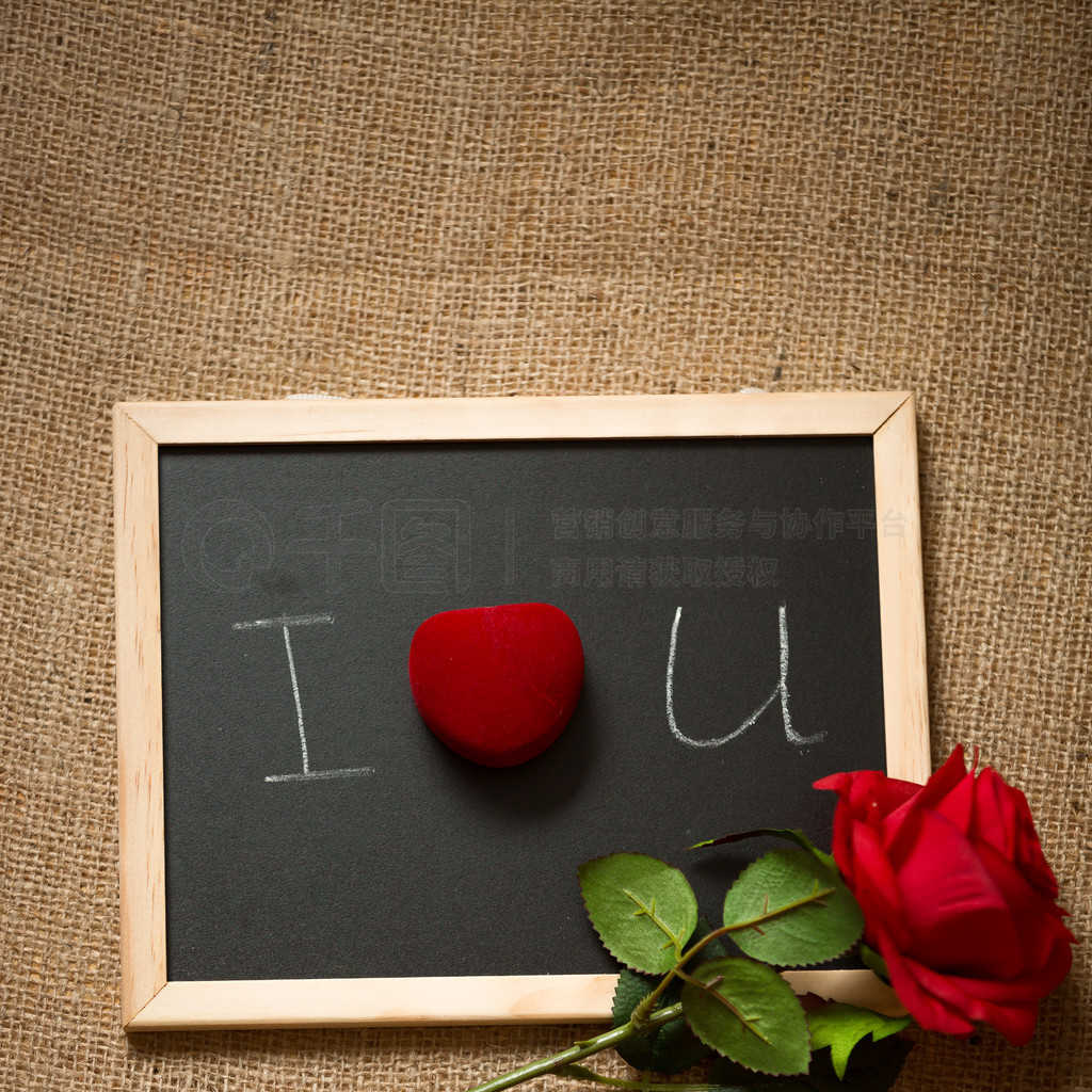 在红色玫瑰里面的闪耀的定婚戒指 浪漫礼物为情人节 结婚提议概念 库存照片 - 图片 包括有 : 111230698