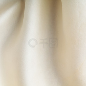 白色背景抽象布波浪褶皱的纺织纹理壁纸设计优雅的织物丝绸。方形格式