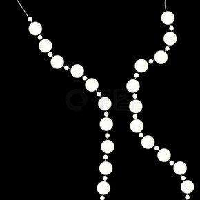 白色珍珠串在黑色天鹅绒上