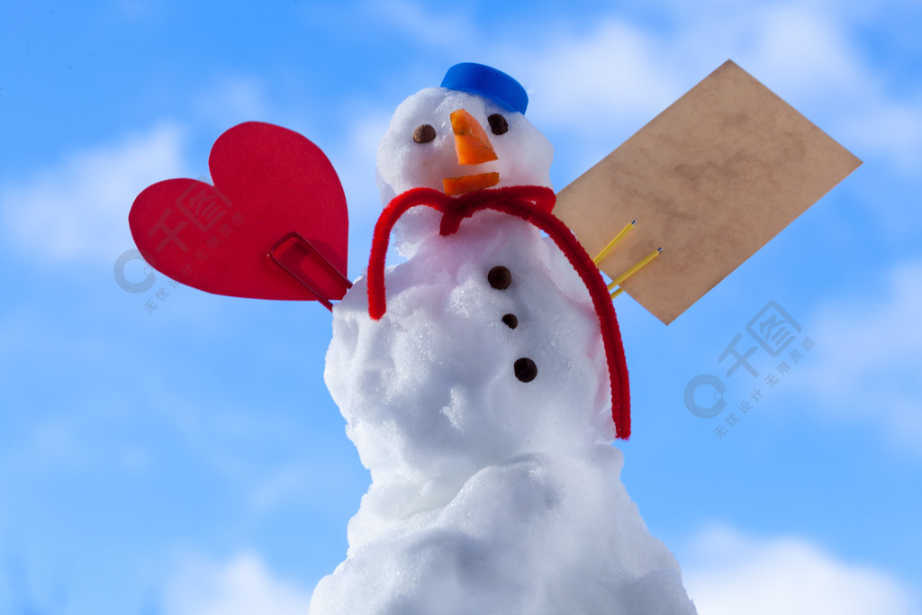 小快乐圣诞雪人在蓝色螺旋顶部作为帽子红围巾和夹红色心爱符号情人节