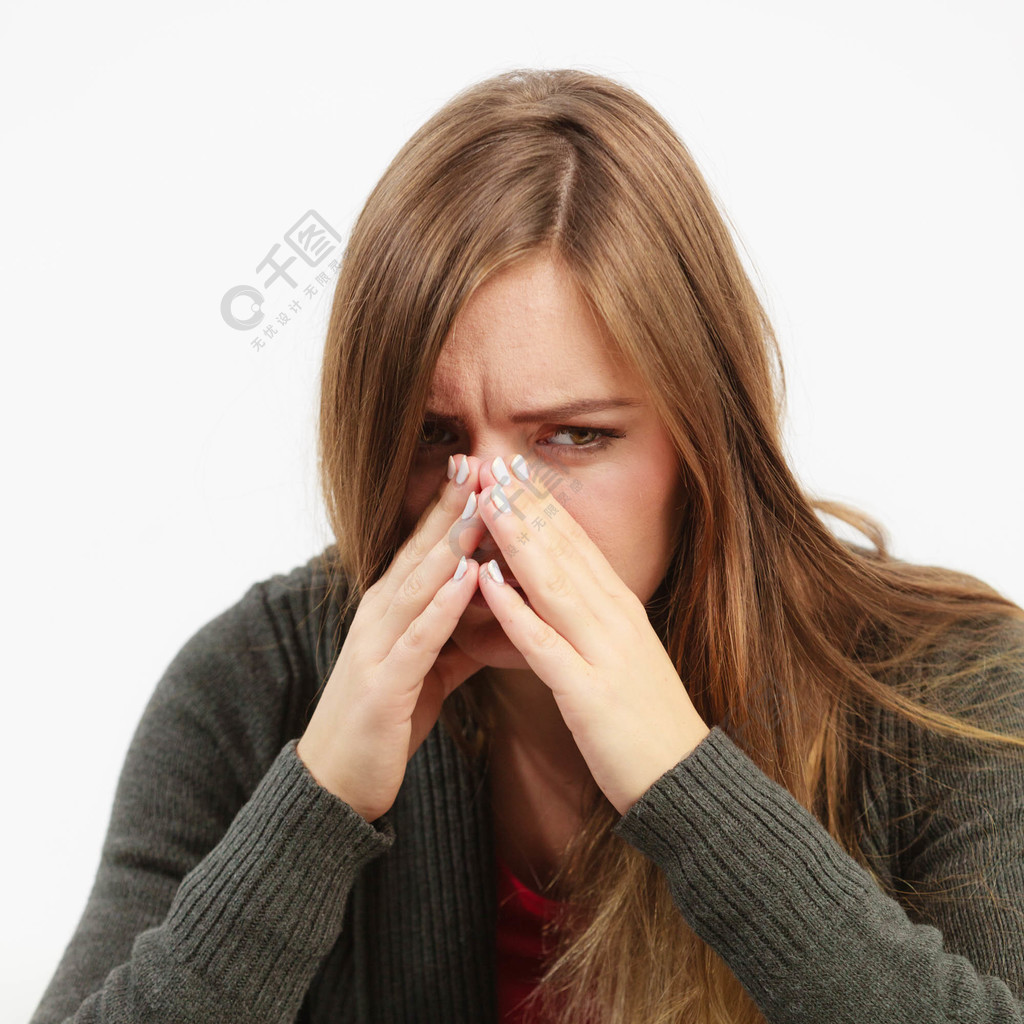 有痛苦的鼻窦疼痛的年轻女人鼻窦疼痛引起非常严重的头痛不健康的女人