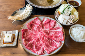 A5 和牛套餐为寿喜烧涮涮锅配蔬菜、Groumet 日式火锅料理