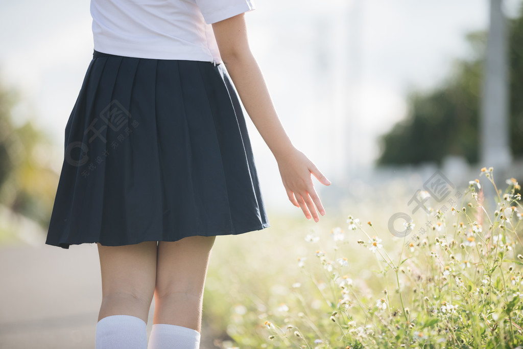 看公園戶外電影復古風格的亞洲日本女學生服裝肖像