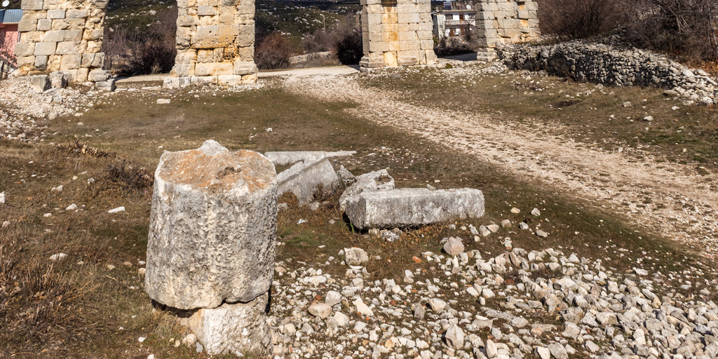 Uzuncaburc ųǴʯǱλ Uzuncaburc,Silifke,Mersin,Turkey.2ڿ˹ųǱ