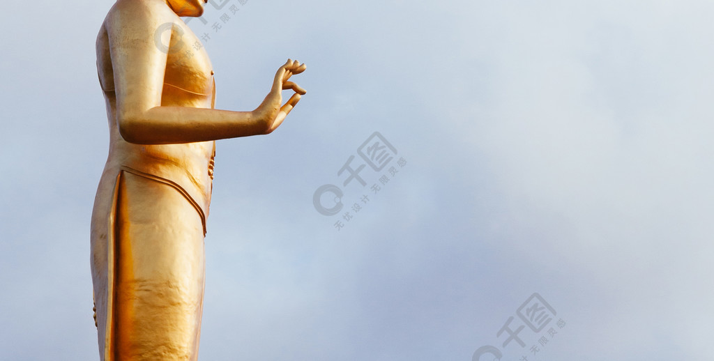 泰国宋卡府合艾市政公园晴空下站立的金色佛像或帕佛Mongkol Maharaj