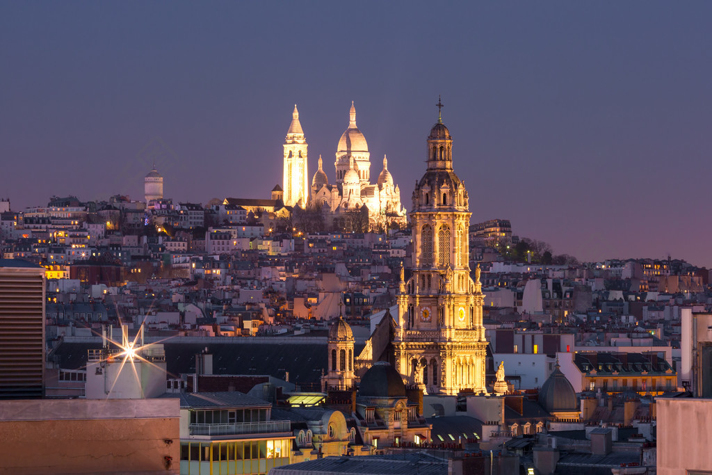 圣心大教堂在晚上在巴黎法国圣心大教堂或耶稣圣心大教堂的鸟瞰图夜间