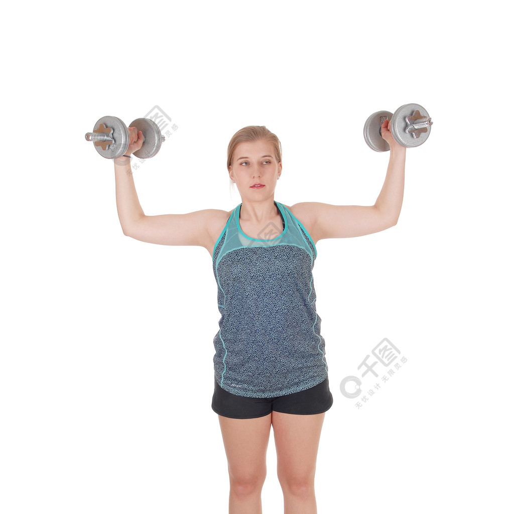 一位身材苗条身材苗条的年轻女子站在白色背景中举起两个哑铃来锻炼她