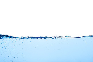 液体上的抽象清洁流动波纹表面。浅蓝色的水波，带有气泡，在水下有点溅水，<i>工</i><i>作</i><i>室</i><i>拍</i>摄在白色背景中被隔离