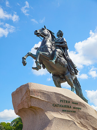 俄罗斯圣彼得堡参议院广场上的彼得大帝骑马雕像。建于 1782 年，雕<i>塑</i>家艾蒂安·莫里斯·法尔科内