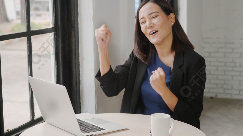 是的快乐兴奋成功亚洲女商人微笑工作站用笔记本电脑举手获胜女性成功