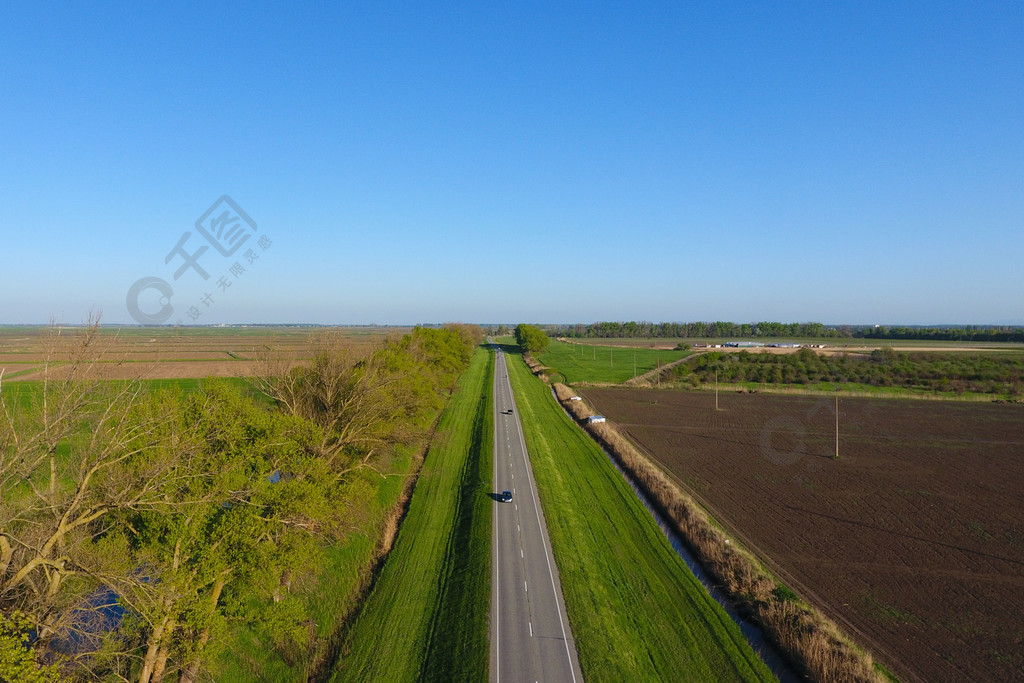 公路路线在农村地区的一条两条车道的道路上从上方俯瞰柏油路公路路线