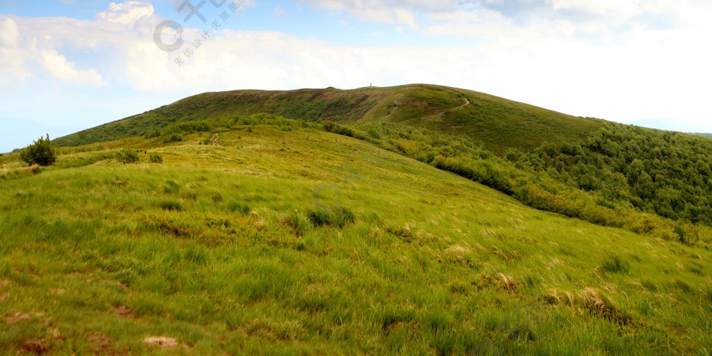 自然与环境美丽的绿色山丘在夏天的山风景旅行和旅游