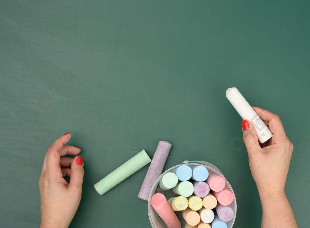 手握着一块白色粉笔背景是空的绿色粉笔板演示概念回到学校