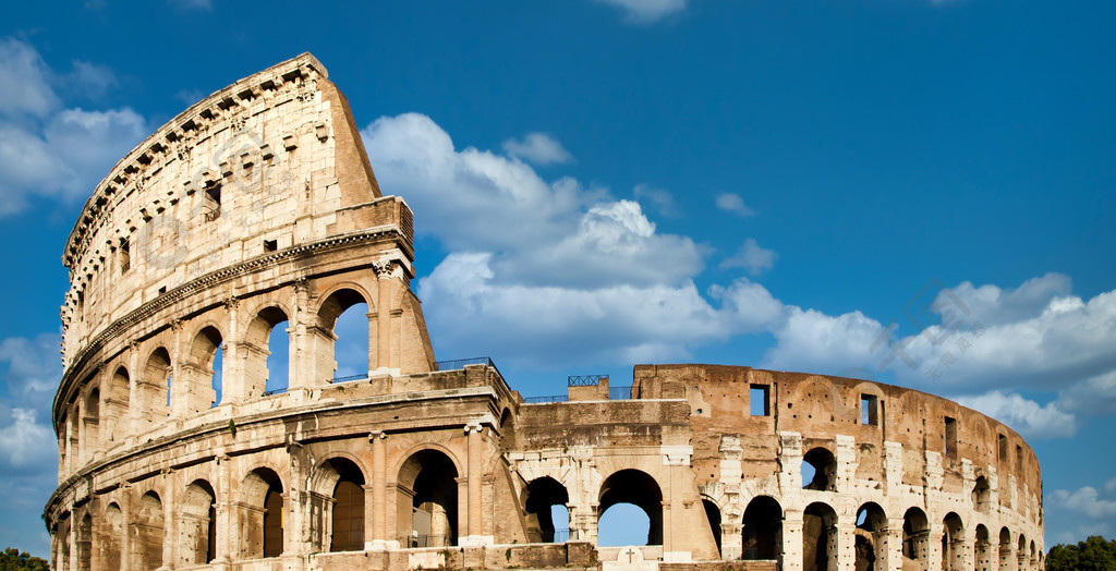 意大利羅馬.鬥獸場 (colosseo) 外部的拱形建築與藍天背景和雲彩.