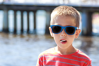 小男孩孩子在海上的画像。夏天.. 小男孩孩子戴墨镜在海上舔棒棒<i>糖</i>的画像。暑假假期。