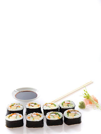 Futomaki 寿司、日本卷米蛋鳄<i>梨</i>黄瓜和鱼子酱在白色背景中分离