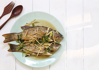 白盘酱油蒸蓝点<i>石</i>斑<i>鱼</i>，泰国健康食品。