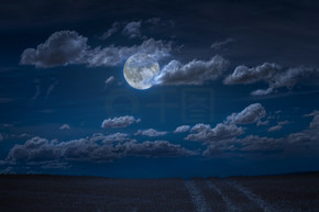 夜晚的月亮和云彩。月光和道路背景。深蓝色背景。