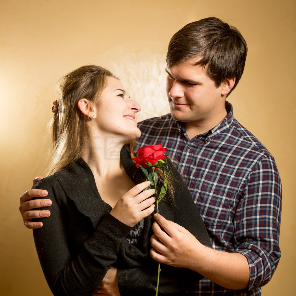 亲吻您与心脏的消息从玫瑰花瓣和唇膏亲吻 库存照片. 图片 包括有 重点, 约会, 被爱慕的, 可爱, 女性 - 93970358
