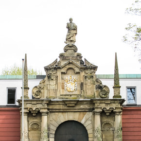 古色古香的门和大门，门、拱门和大门形式的文化遗产.. 古色古香的门和大门