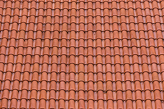 红粘土屋顶瓦片的特写镜头作为背景