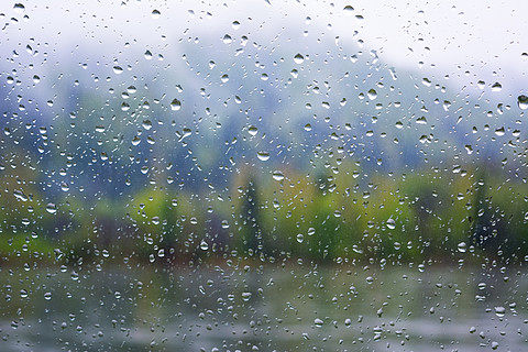 在雨天透過窗戶看到河景.下雨天.雨滴.雨滴背景.