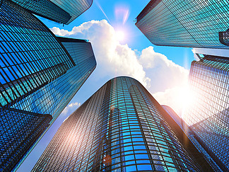 市中心企业商务区建筑理念：3D 渲染玻璃<i>反</i><i>射</i>办公楼摩天大楼与云彩和阳光的蓝天映衬