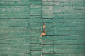 老门。墙上的绿色旧木门