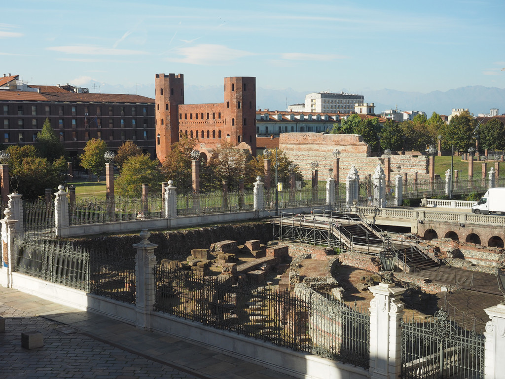 Porta Palatina (Palatine Gate) ڶ飬 Porta Palatinaţ