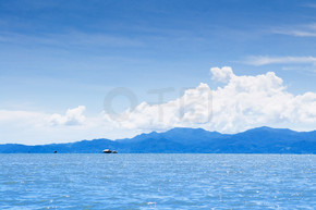 泰国达勒岛象岛附近的天空蓝夏日天空，白云和热带海景