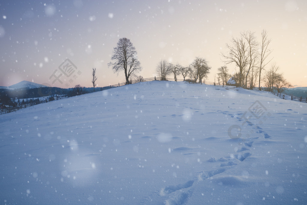 冬天山多雪的農村風景