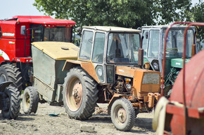 俄罗斯，Temryuk-2015 年 7 月 15 日： 拖拉机。农业机械。农业机械停车。这张照片是在 Temryuk 郊区的一个农村车库里的一个拖拉机停车场拍摄的。拖拉机。农业机械。