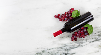 天然大理石石镶葡萄红葡萄酒瓶的俯视图