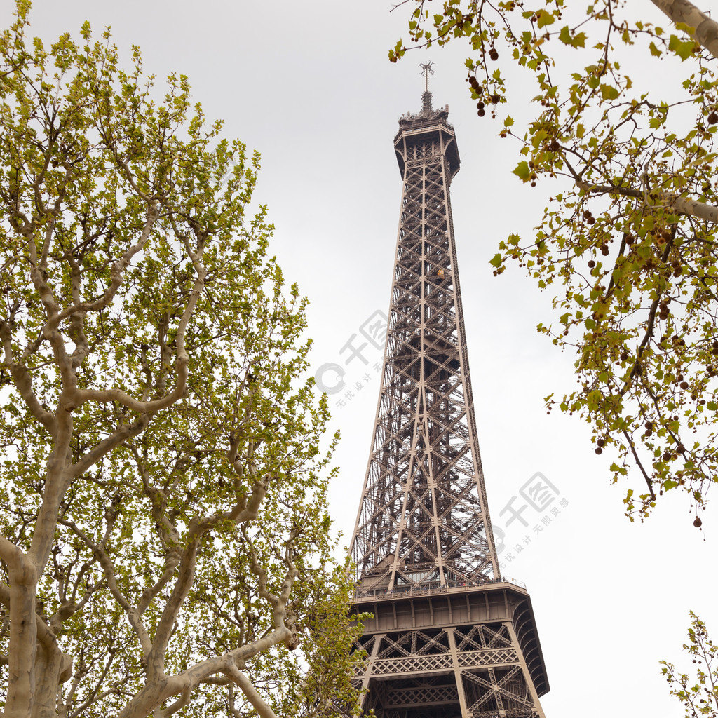 埃菲尔铁塔与冬季多云的天空巴黎法国