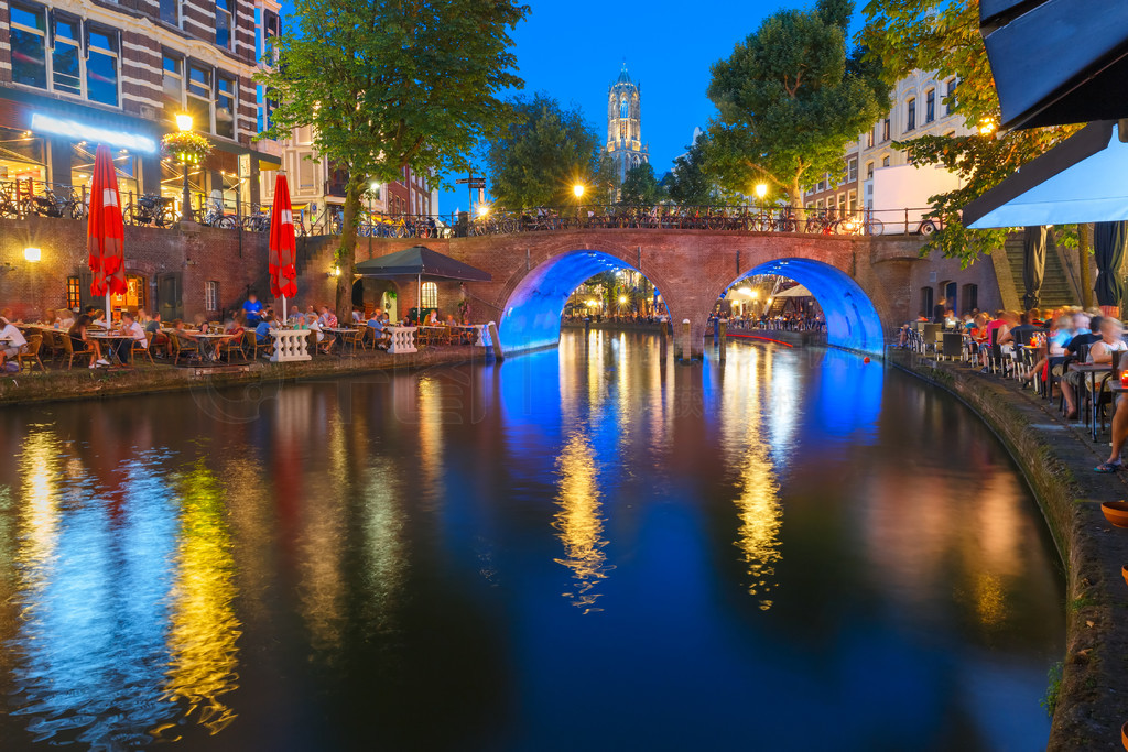 Dom Tower  Oudegracht ˺ɫʱҹɫĵƹ£ڵ֧