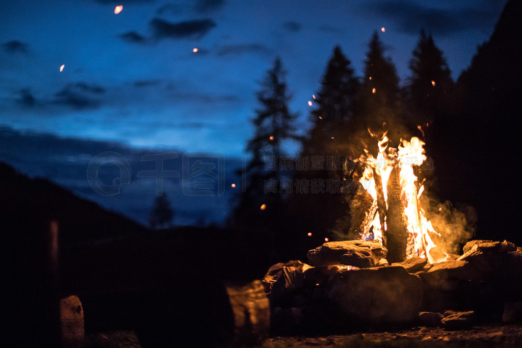 夏天的森林篝火晚会，和朋友一起露营。复制空间。