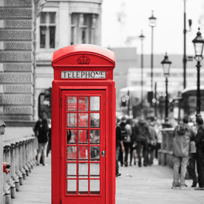 传统旧式红色电话亭，英国伦敦英国电话亭。黑白街。