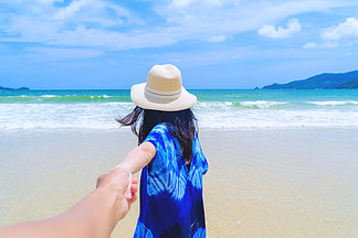 泰国普吉岛中午在海洋或自然海户外旅行度假期间，快乐的亚洲女人在海滩度蜜月时牵着男友的手
