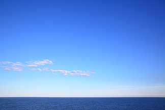波罗的海 - 美丽的海景，海平面和几乎清澈的深蓝色天空。<i>复</i><i>制</i>空间组成