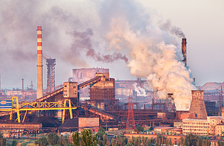 乌克兰的工业景观。夕阳下的钢铁<i>厂</i>。有烟的管道。冶金<i>厂</i>。钢铁<i>厂</i>，钢铁<i>厂</i>。欧洲的重工业。烟囱造成的空气污染，生态问题。