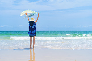 泰国普吉岛中午在海洋或自然海户外度假时，快乐的亚洲女性在海滩上放松和享受