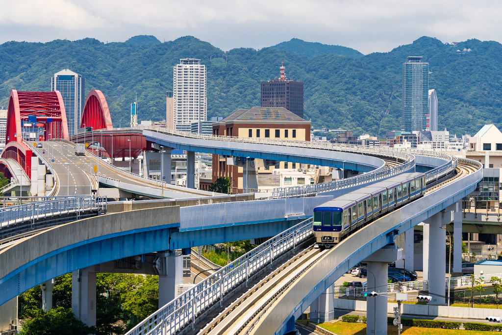 通往神户市中心兵库关西日本的单轨铁路和公路红桥